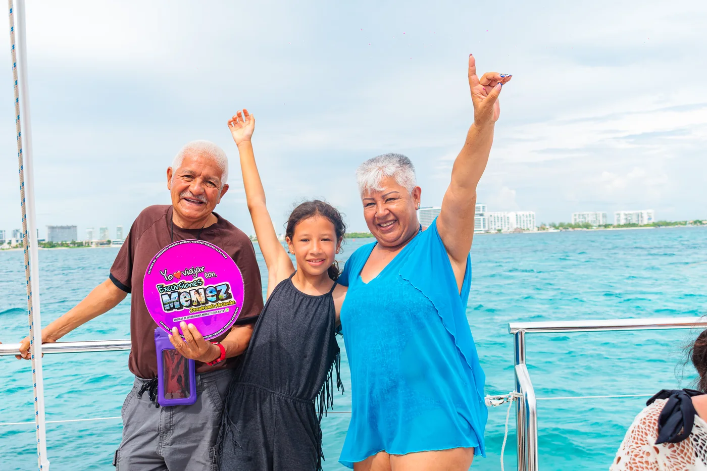 Familia sonriendo en el mar
